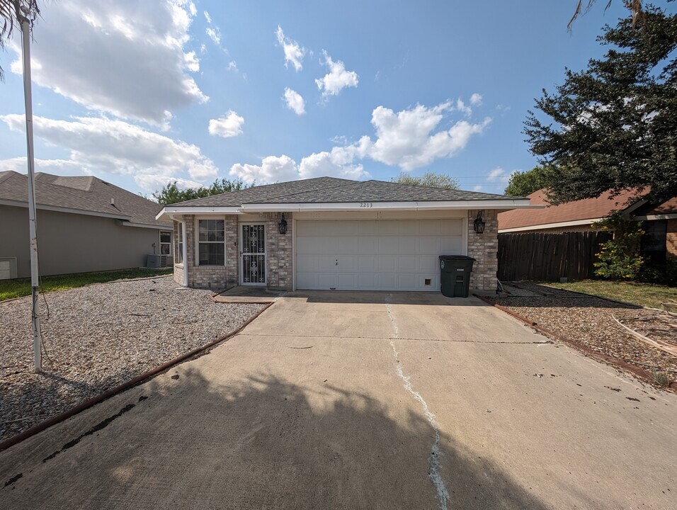 2213 Lake View Dr in Mission, TX - Foto de edificio