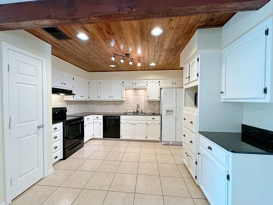 9925 Jefferson Hwy in Baton Rouge, LA - Building Photo