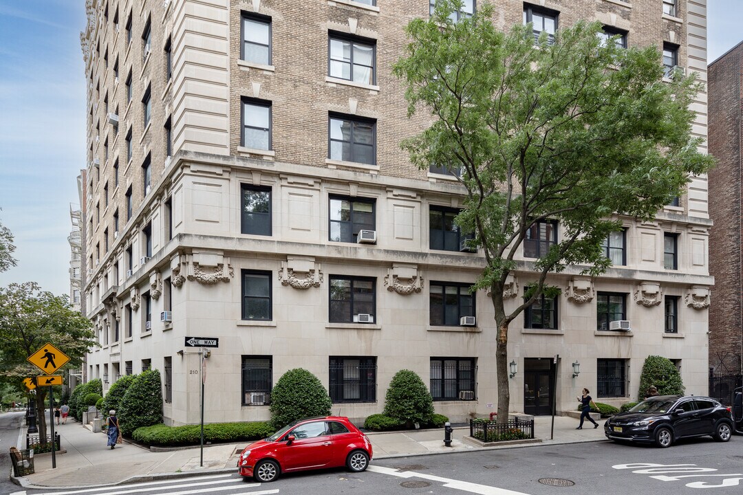 210 Riverside Dr in New York, NY - Building Photo