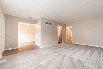 238 Driftwood Ln in Bloomingdale, IL - Building Photo - Building Photo