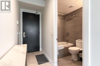 224 King St W in Toronto, ON - Building Photo - Building Photo