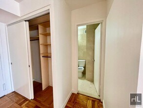 AMAZING STUDIO APARTMENT!! AMAZING DEAL! W in New York, NY - Foto de edificio - Building Photo