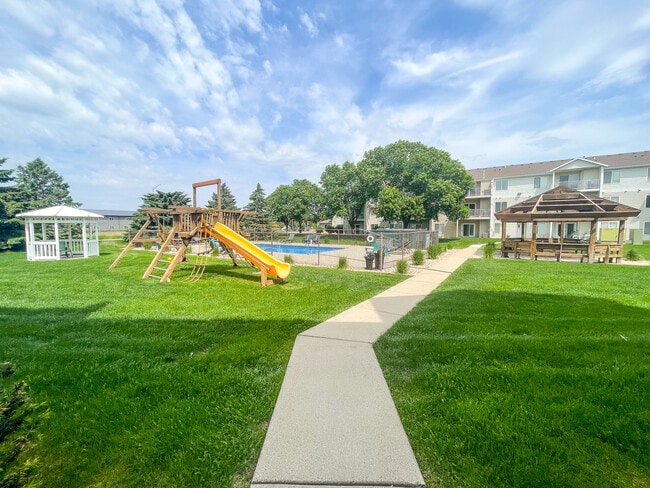 Bennington Hill Apartments in Sioux Falls, SD - Foto de edificio - Building Photo