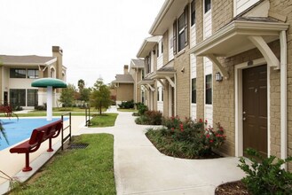 Villa del Prado in Houston, TX - Building Photo - Building Photo