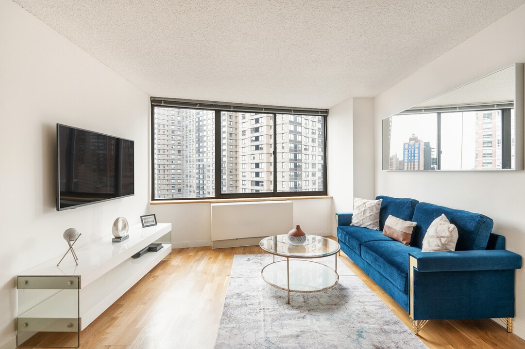 175 E 96th St in New York, NY - Building Photo