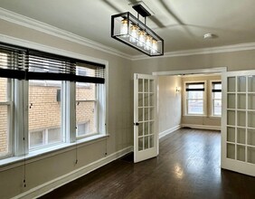 8204 S Exchange Ave in Chicago, IL - Building Photo - Building Photo