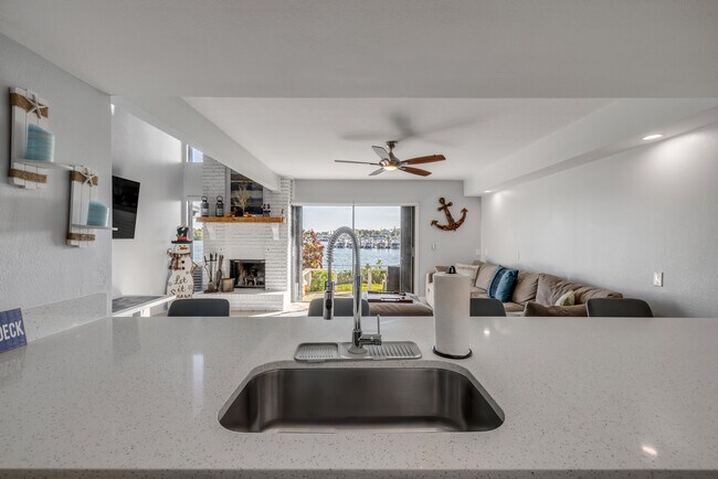 129 Lagoon Ct in New Smyrna Beach, FL - Foto de edificio - Building Photo