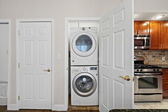 556 1st St in Hoboken, NJ - Foto de edificio - Building Photo