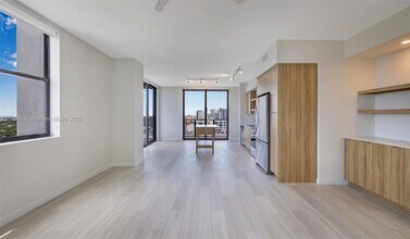 555 NE 8th St, Unit 2202 in Fort Lauderdale, FL - Building Photo - Building Photo