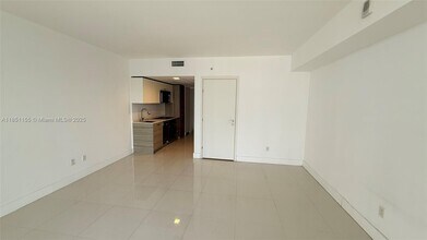 1300 Brickell Bay Dr, Unit 2300 in Miami, FL - Foto de edificio - Building Photo