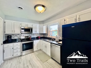 1761 Haywood Manor Rd in Hendersonville, NC - Building Photo - Building Photo