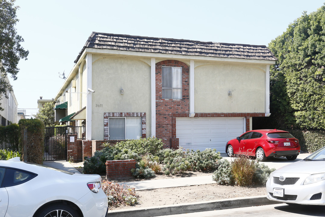 3685 Mentone Ave. in Los Angeles, CA - Foto de edificio