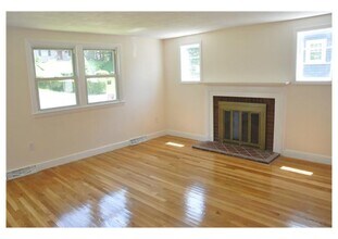 11 Rockland Pl in Newton, MA - Foto de edificio - Building Photo