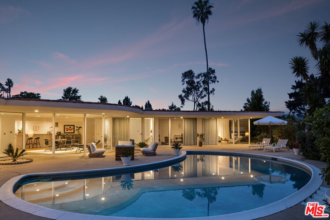 2050 Westridge Rd in Los Angeles, CA - Building Photo