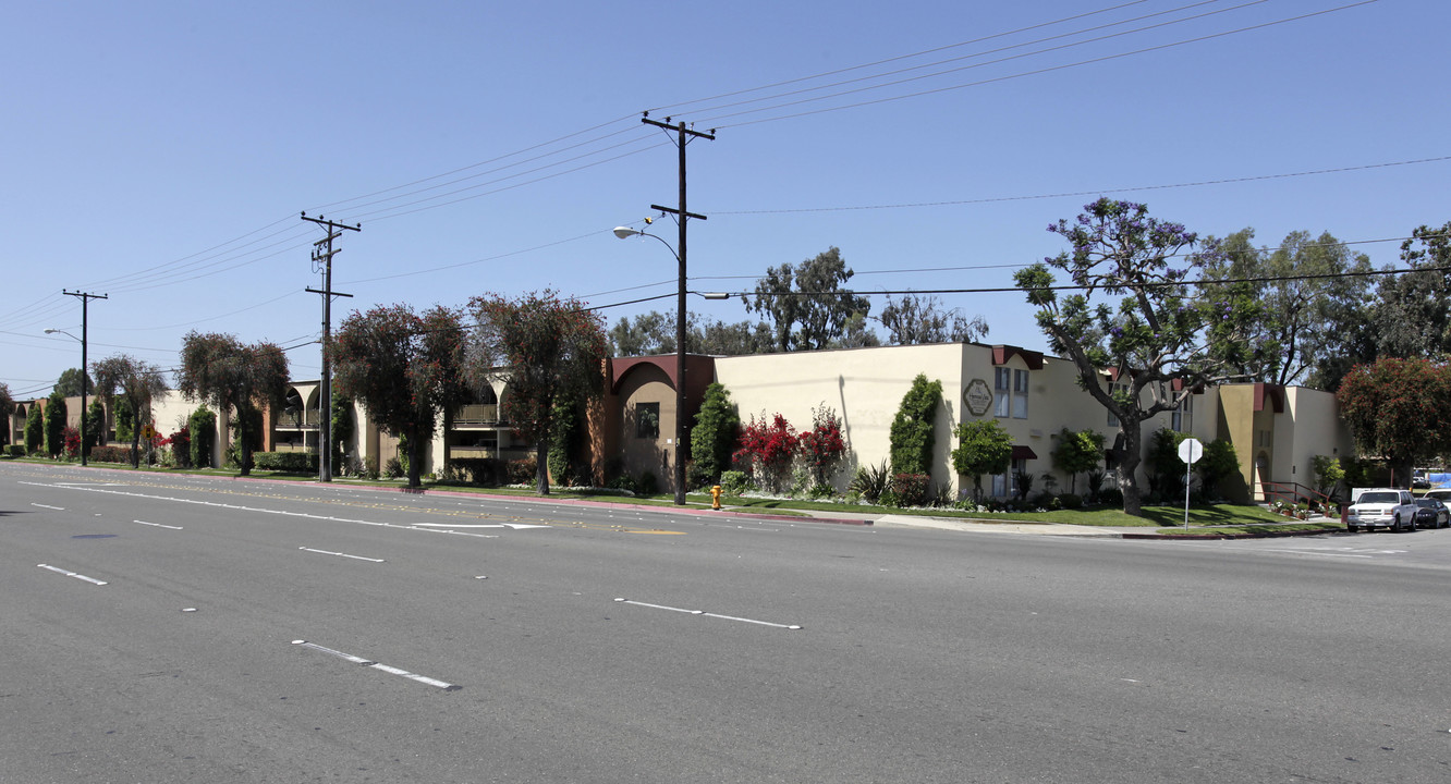 Hermosa Vista Apartments in Huntington Beach, CA - Building Photo