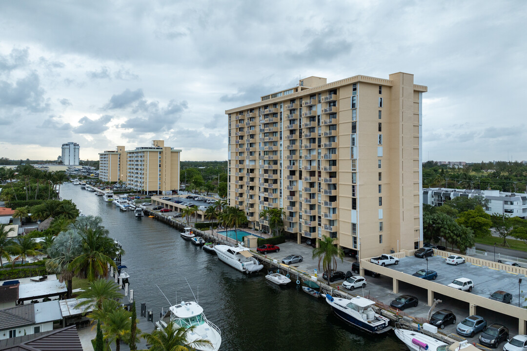 Vecino Del Mar in North Miami, FL - Building Photo