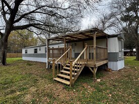 158 W Taylor in Liberty, TX - Building Photo