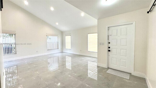 18642 NW 54th Pl in Miami Gardens, FL - Foto de edificio - Building Photo