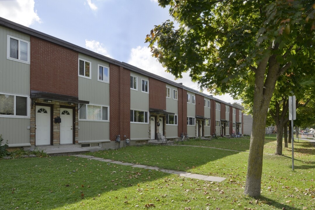 Presland Townhomes in Ottawa, ON - Building Photo