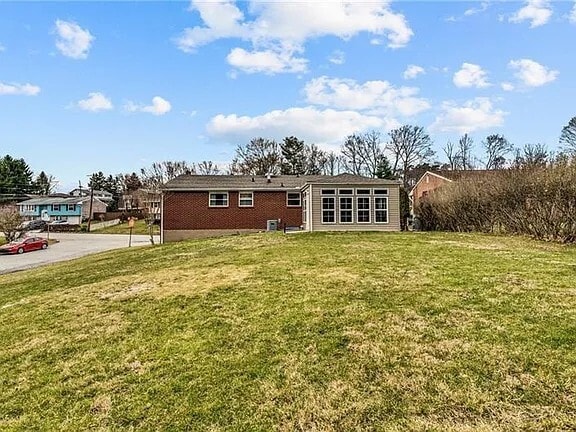 353 Crescent Gardens Dr in Pittsburgh, PA - Building Photo - Building Photo