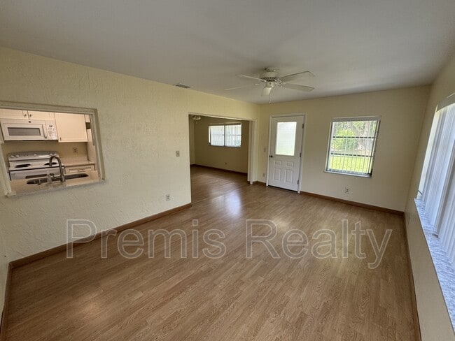 144 Stafford Cir in Palm Harbor, FL - Building Photo - Building Photo