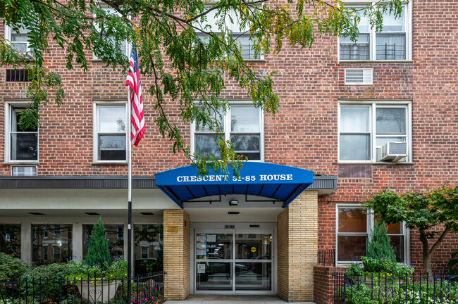 3185 Crescent St in Astoria, NY - Foto de edificio - Building Photo