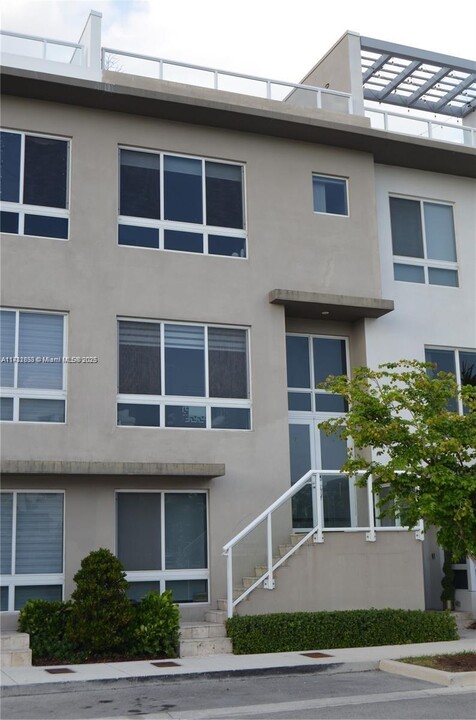 10347 NW 64th Ln in Doral, FL - Foto de edificio