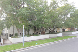 Midvale Apartments in Los Angeles, CA - Foto de edificio - Building Photo