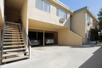 Green Oaks Apartments in Whittier, CA - Building Photo - Building Photo