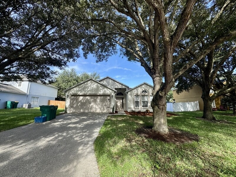 964 Vanderbilt Dr in Eustis, FL - Foto de edificio