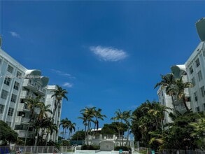 484 NW 165th St in Miami, FL - Building Photo - Building Photo