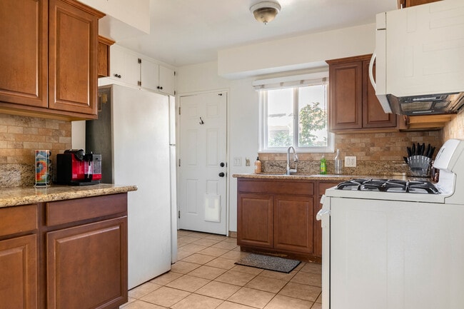 12415 Chandler Blvd in Los Angeles, CA - Building Photo - Building Photo