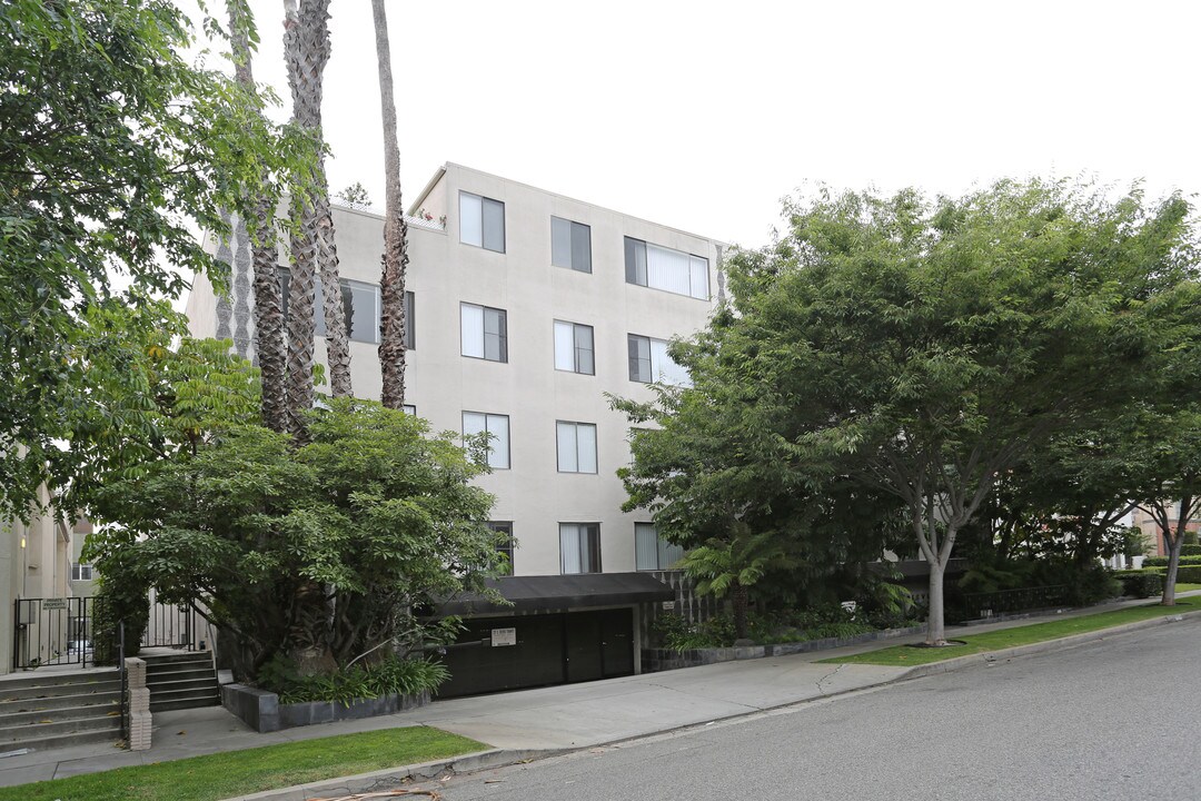 Reeves House in Beverly Hills, CA - Building Photo