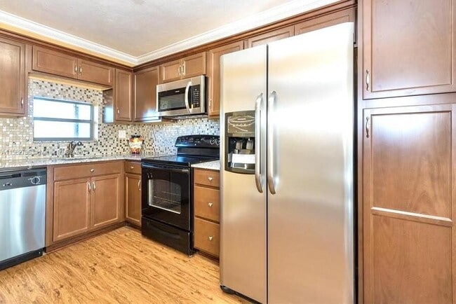 property at 9800 N Hollybrook Lake Dr