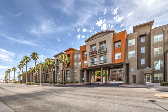 Lofts at 7100 in Las Vegas, NV - Foto de edificio - Building Photo