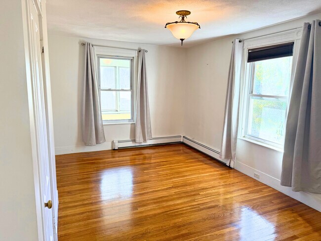 333 Cherry St, Unit 1 in Newton, MA - Foto de edificio - Building Photo