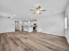 10735 Red Flagstone Dr in Cut And Shoot, TX - Building Photo - Building Photo
