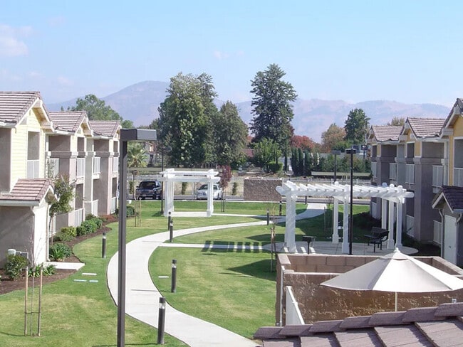 Zaninovich Village in Orange Cove, CA - Foto de edificio - Building Photo