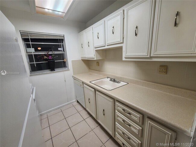 3265 Griffin Rd-Unit -202 in Fort Lauderdale, FL - Building Photo - Building Photo