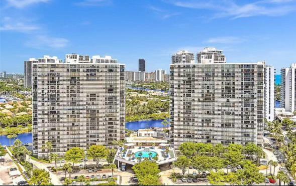 3701 N Country Club Dr, Unit 908 in Aventura, FL - Building Photo