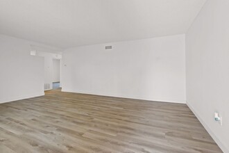 14561 Del Amo Ave in Tustin, CA - Building Photo - Building Photo