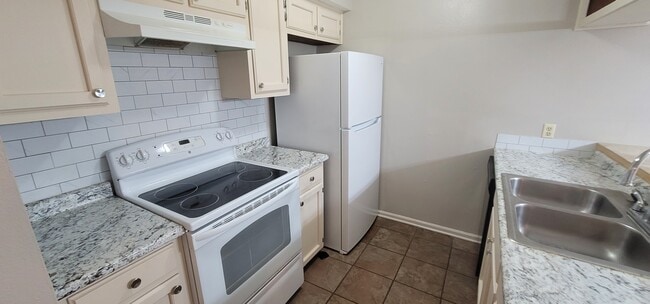 1748 Port Dr, Unit 1 in Baton Rouge, LA - Foto de edificio - Building Photo