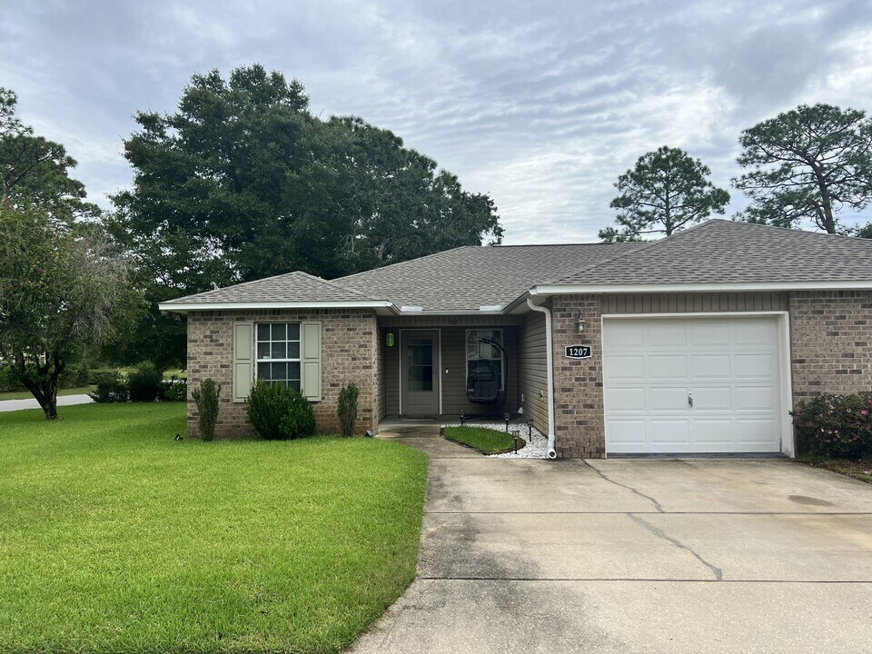 1207 Chimera Ln in Fort Walton Beach, FL - Building Photo