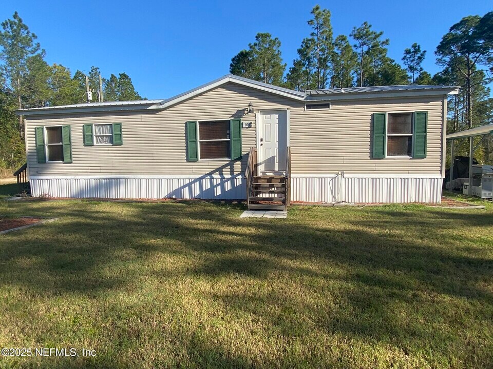 100 Dale Ct in Interlachen, FL - Building Photo