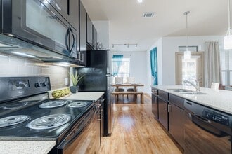 1562 N Westgreen Blvd in Katy, TX - Foto de edificio - Building Photo