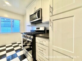 8231 De Longpre Ave in West Hollywood, CA - Building Photo