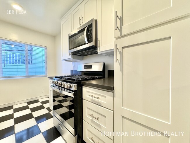 8231 De Longpre Ave in West Hollywood, CA - Building Photo - Building Photo