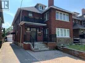 900 Avenue Rd in Toronto, ON - Building Photo