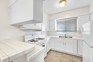 744 S.Windsor Blvd. - just south of Wilshire Blvd., Unit 05 in Los Angeles, CA - Building Photo