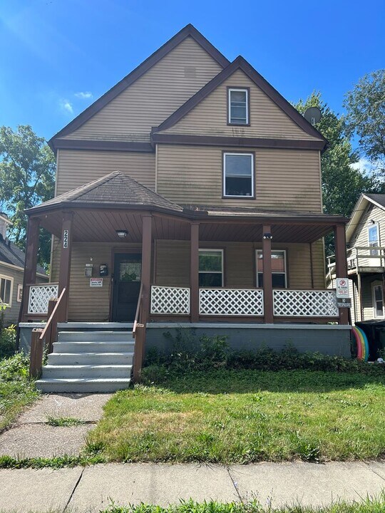 224 7th St in Elyria, OH - Building Photo